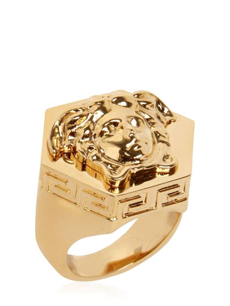 Bijoux Versace pour homme .